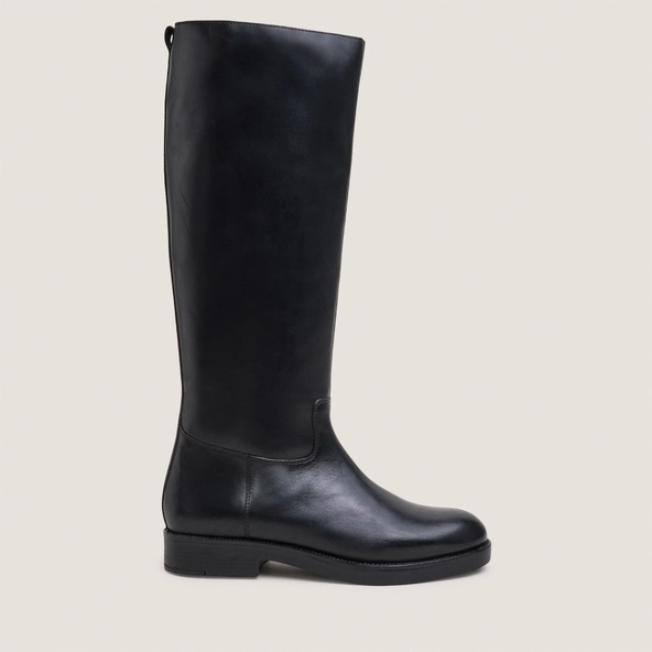 Flat-heeled boots with straps in black leather|TITOUAN