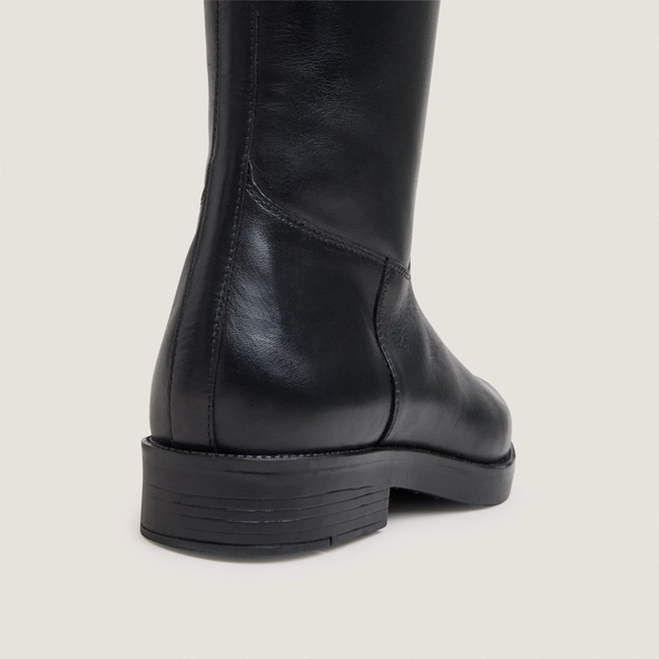 Flat-heeled boots with straps in black leather|TITOUAN