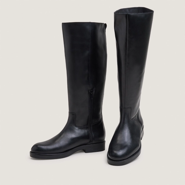Flat-heeled boots with straps in black leather|TITOUAN