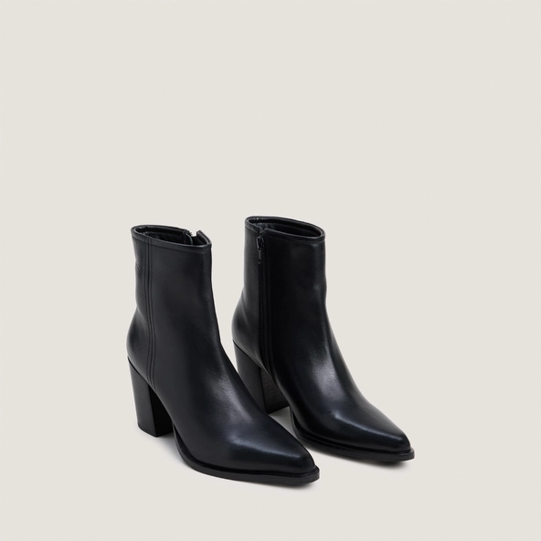 Pointed-toe ankle boots in black leather | PIPO