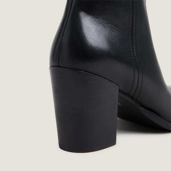 Pointed-toe ankle boots in black leather | PIPO