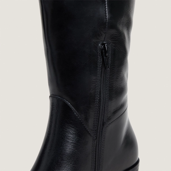 Boots with flat heels and pointed toes in black leather | CLARISSE