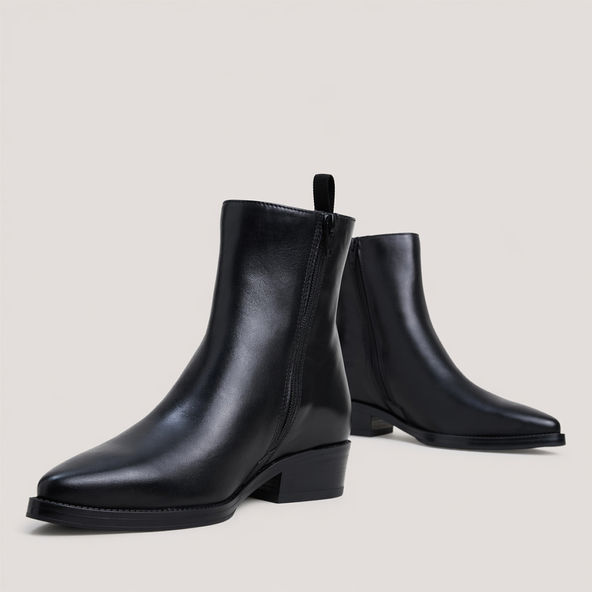 Ankle boots with flat heels and pointed toes in black leather | CLARO