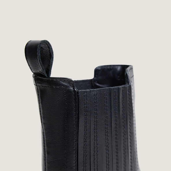 Ankle boots with elastic and pointed toes in black leather | LYSANDRE