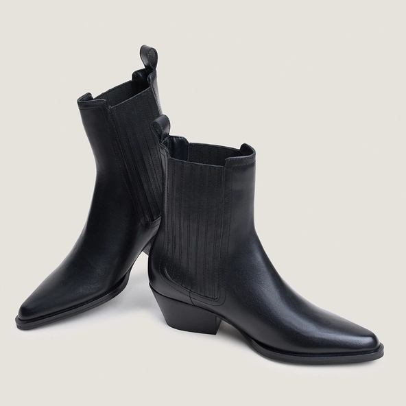 Ankle boots with elastic and pointed toes in black leather | LYSANDRE