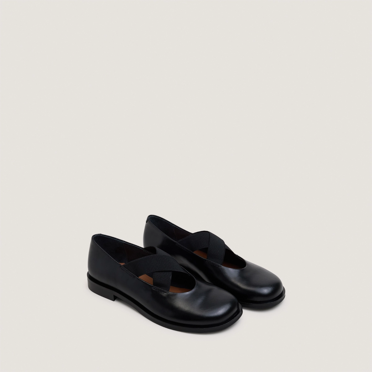 Ballet flats with elastic-strap in black leather | DAREZZA