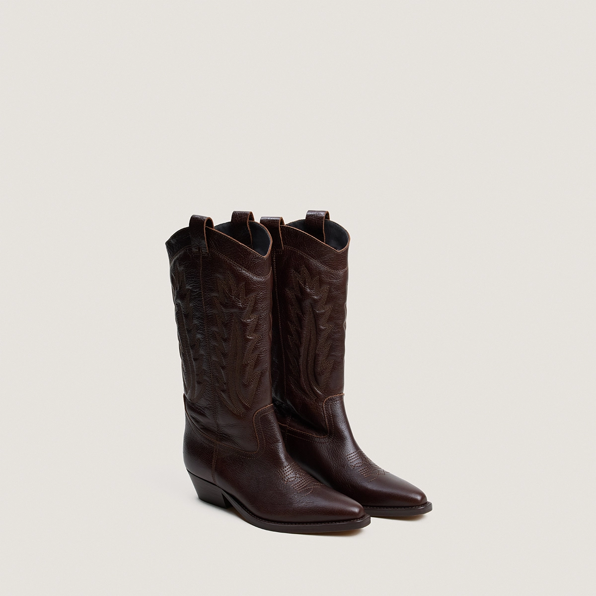 Pointed-toe boots with visible stitching in brown grained leather | DELEA