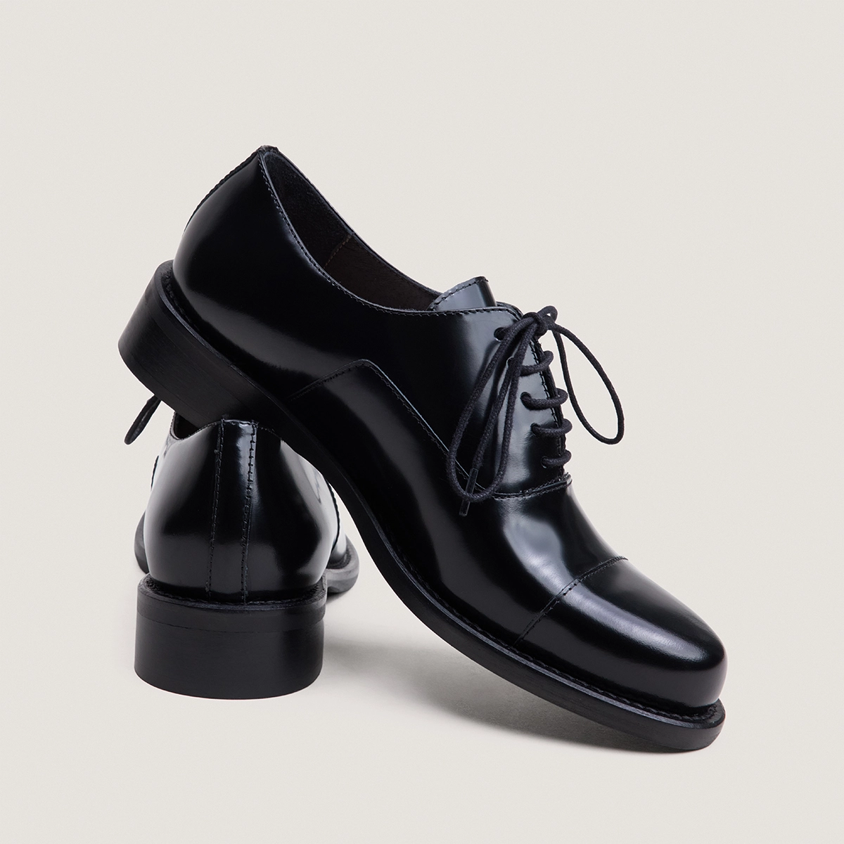Lace-up round-toe loafers in black patinated leather | DOVEL