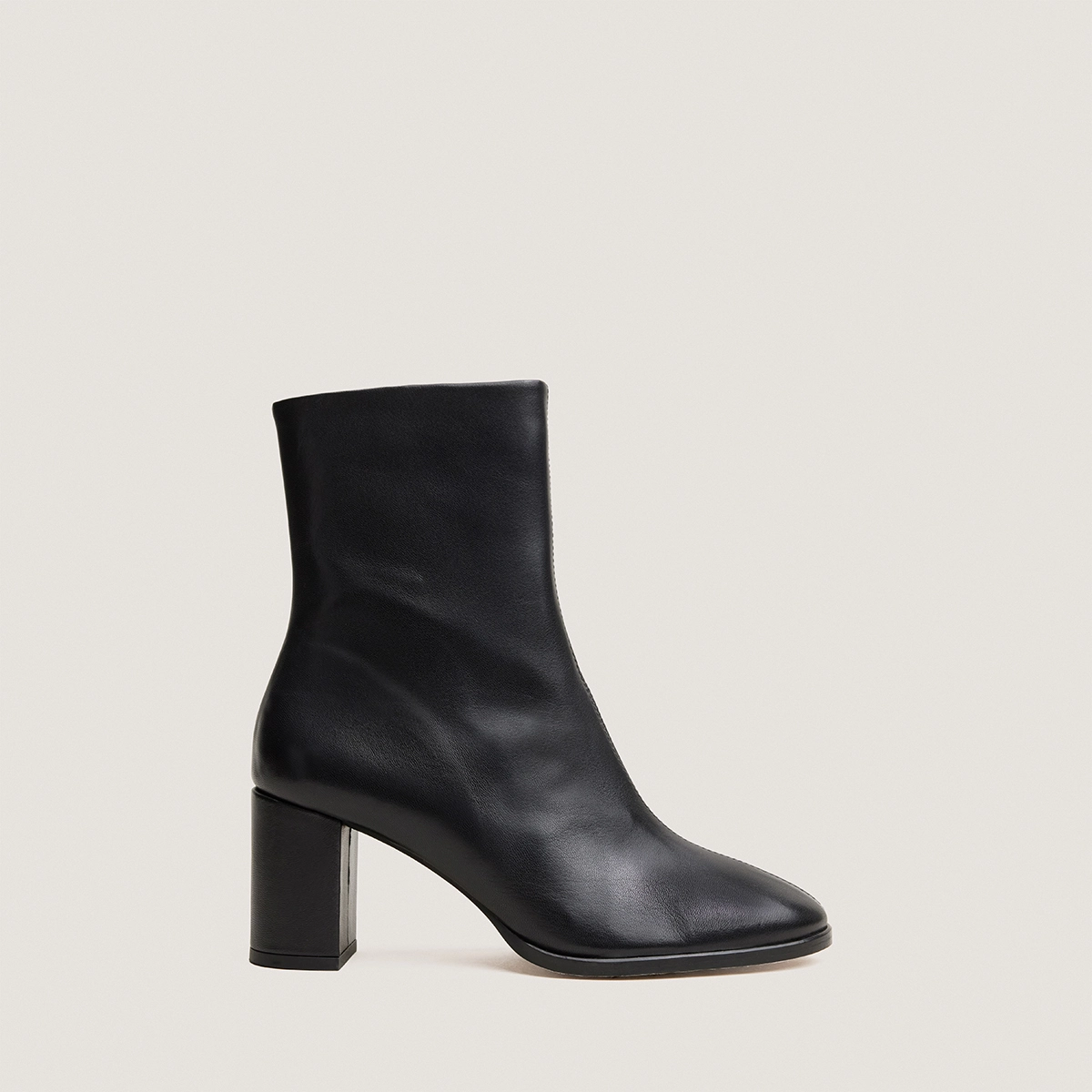 Heeled round-toe ankle boots in black leather | VIRTUOSE