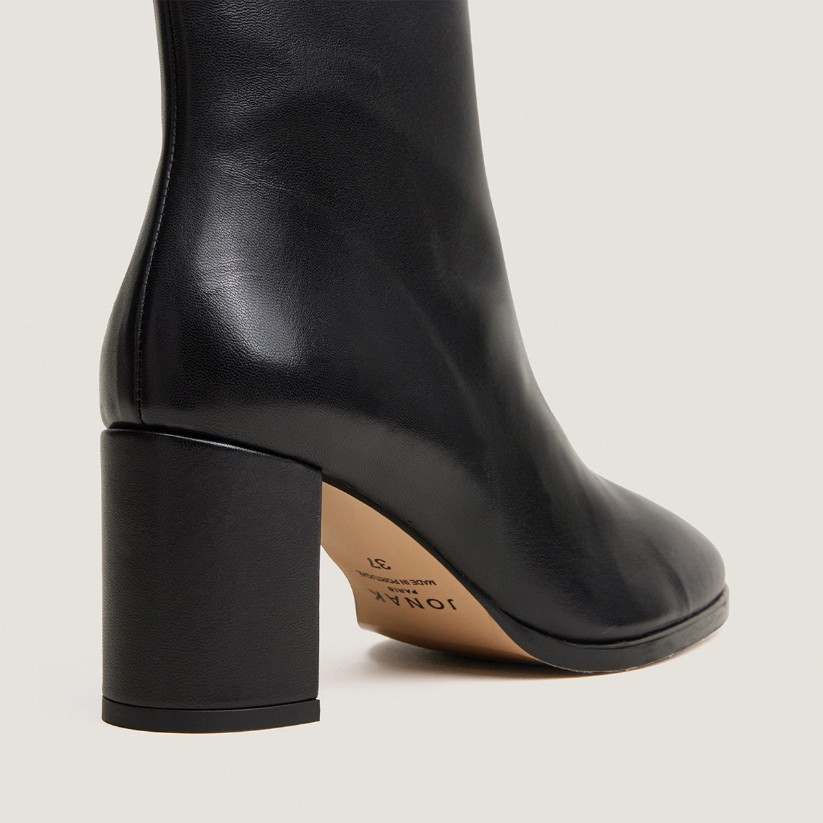 Heeled round-toe ankle boots in black leather | VIRTUOSE