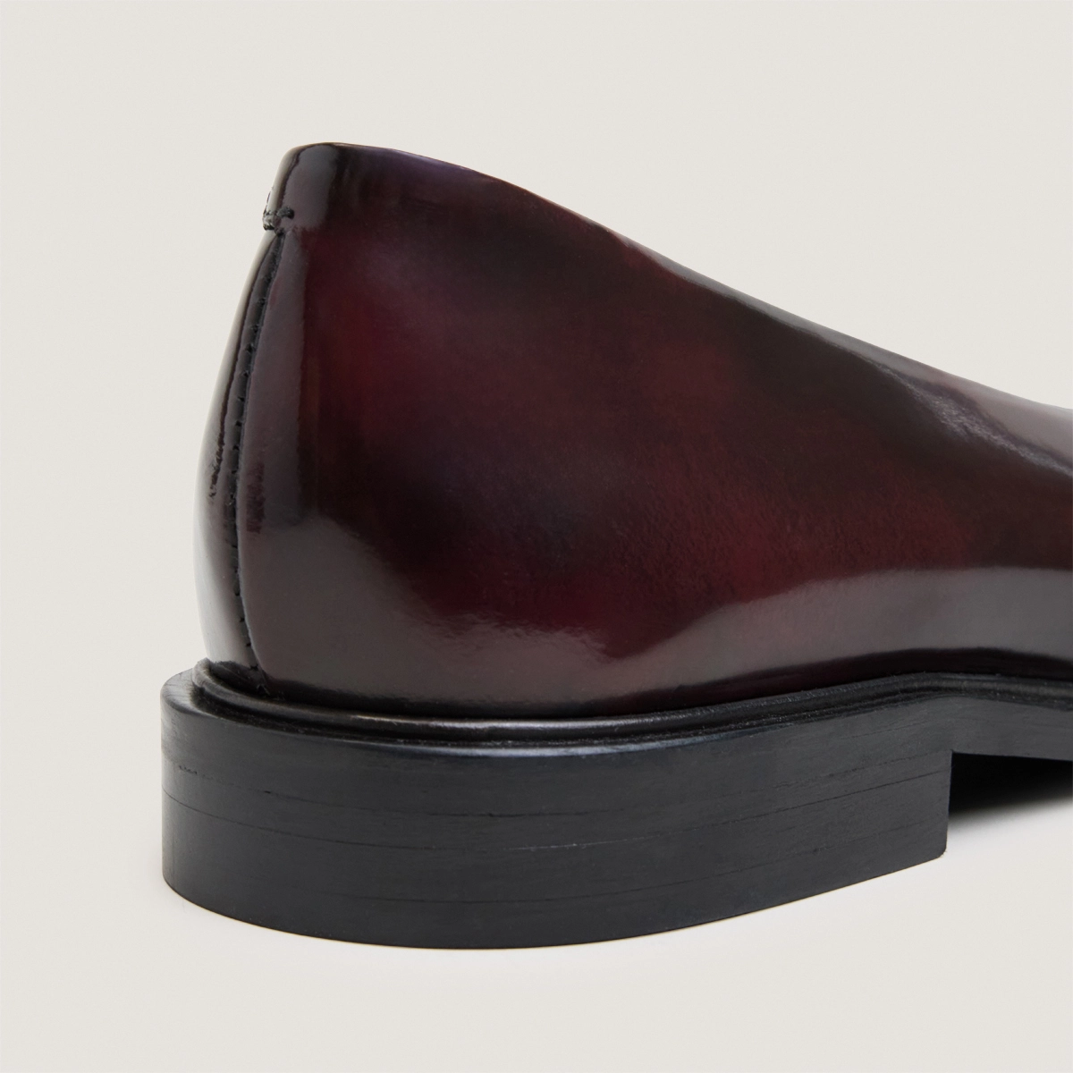 Ballet flats with low heels and round toes in burgundy glazed leather | DAURELIA