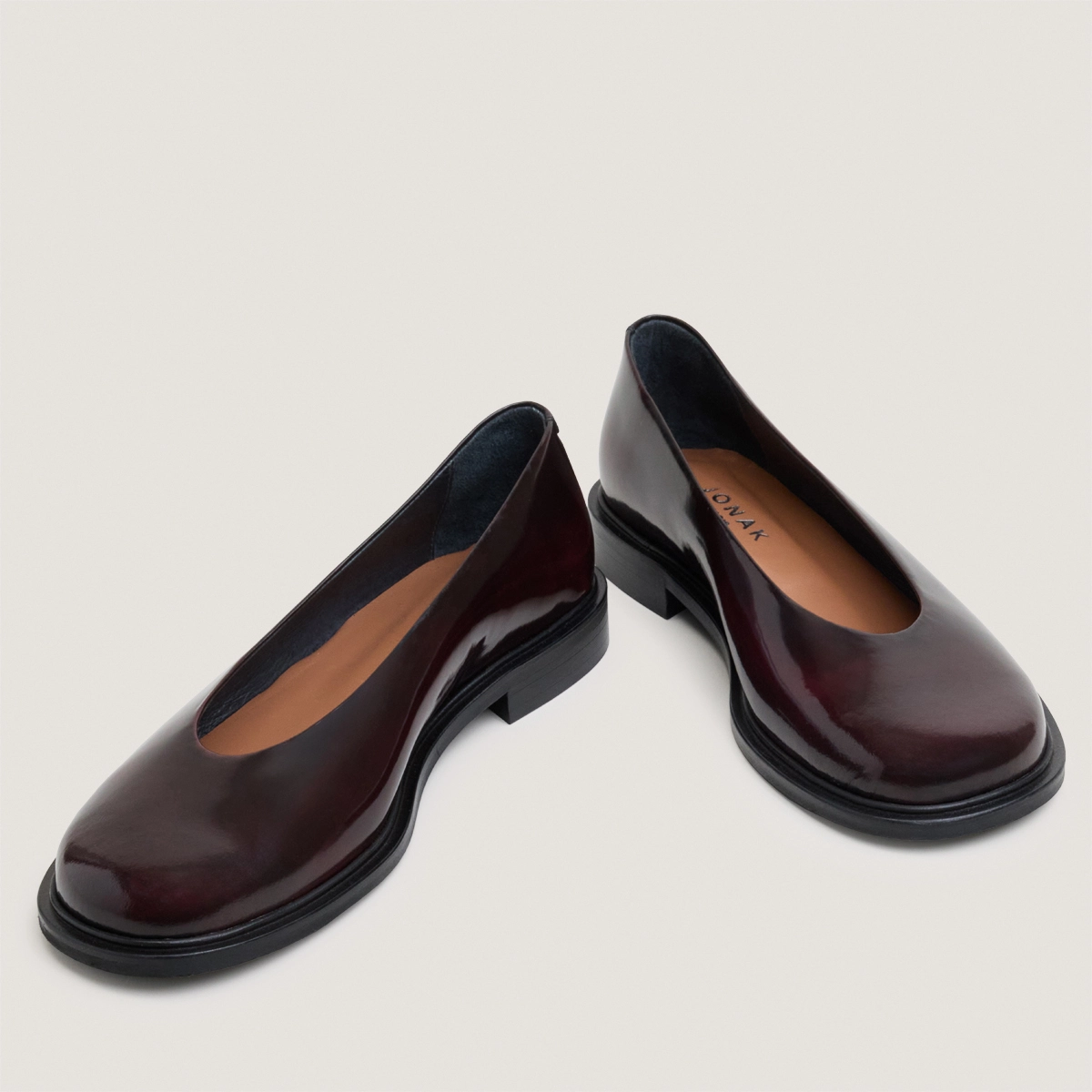 Ballet flats with low heels and round toes in burgundy glazed leather | DAURELIA