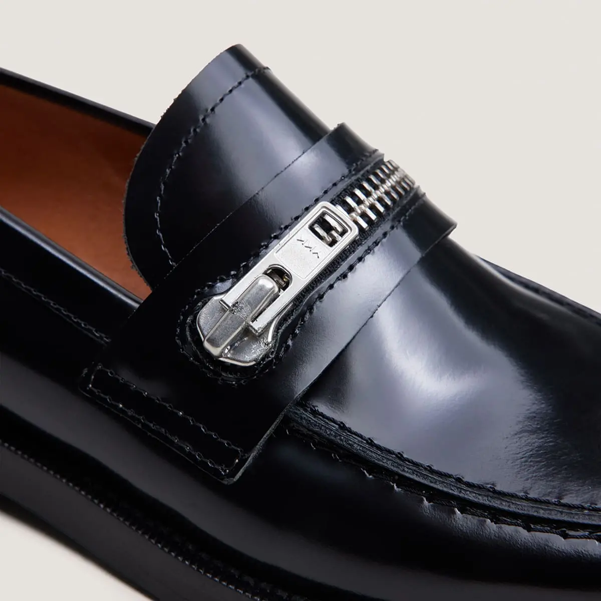 Zip loafers in black glazed leather | DOLIP