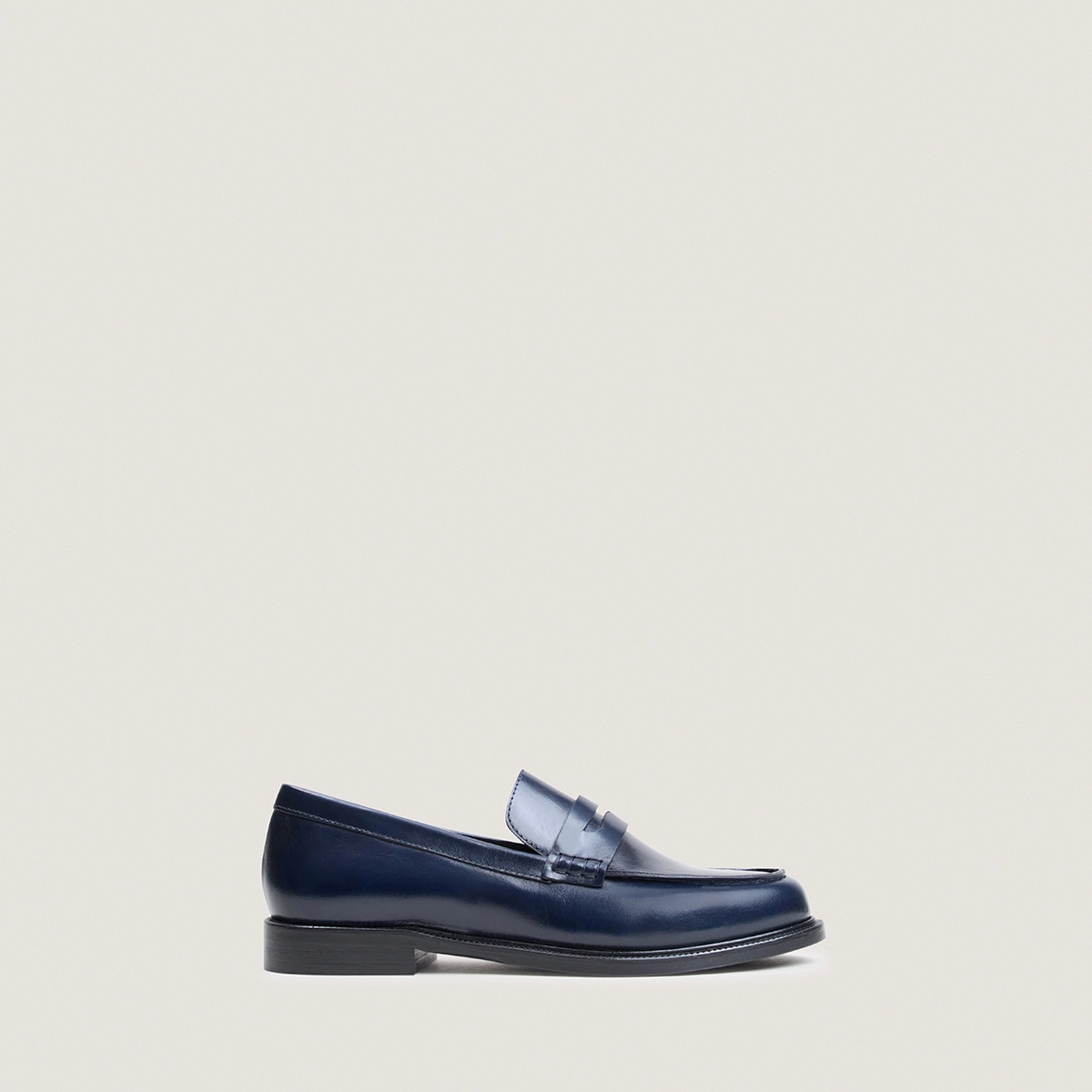 Round-toe loafers in navy leather | DRACULA