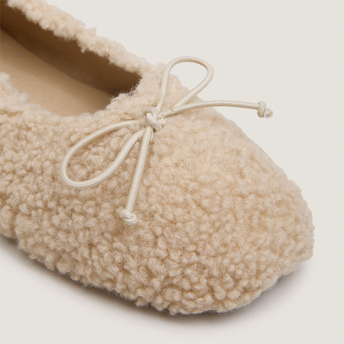Slippers in beige fluffy | JANUARY
