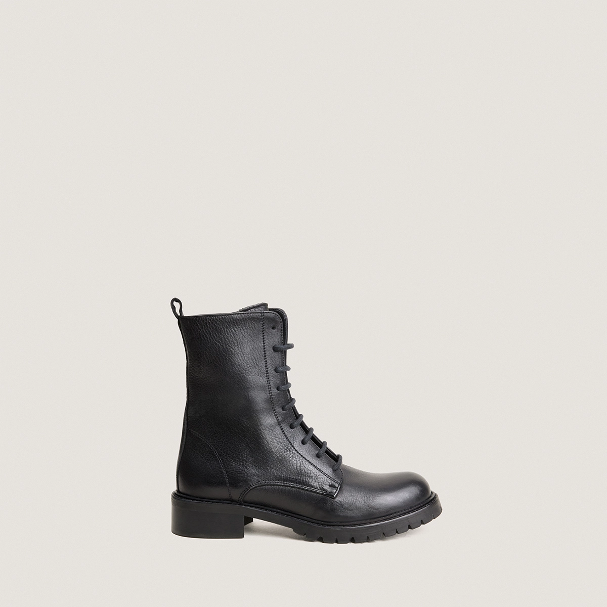 Lace-up low boots in black grained leather | ROMAIN