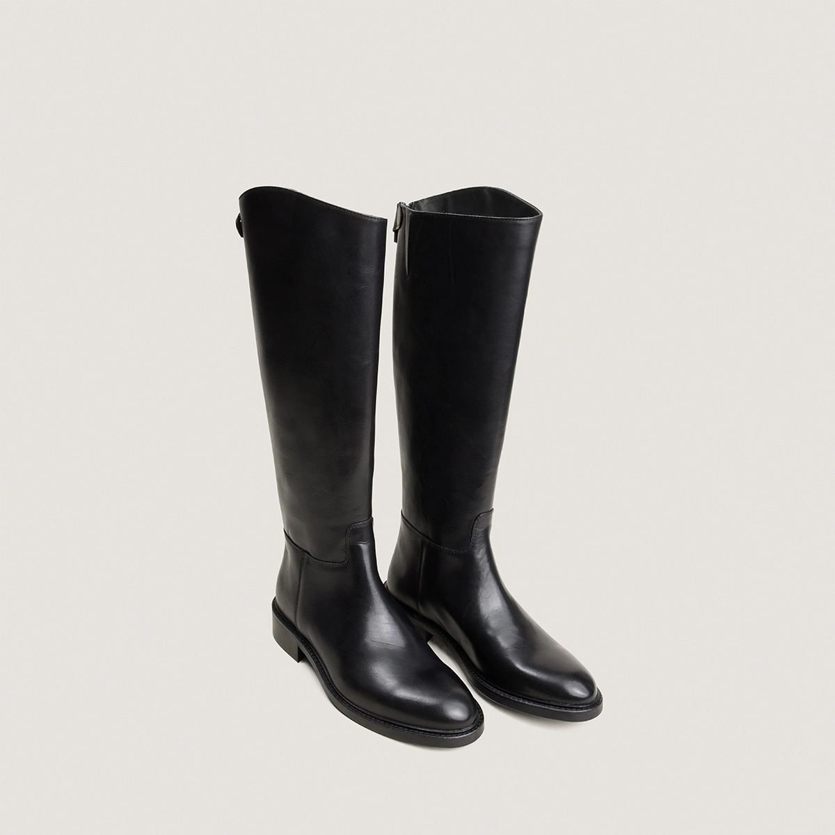 Low-heeled boots in black leather | RUTH