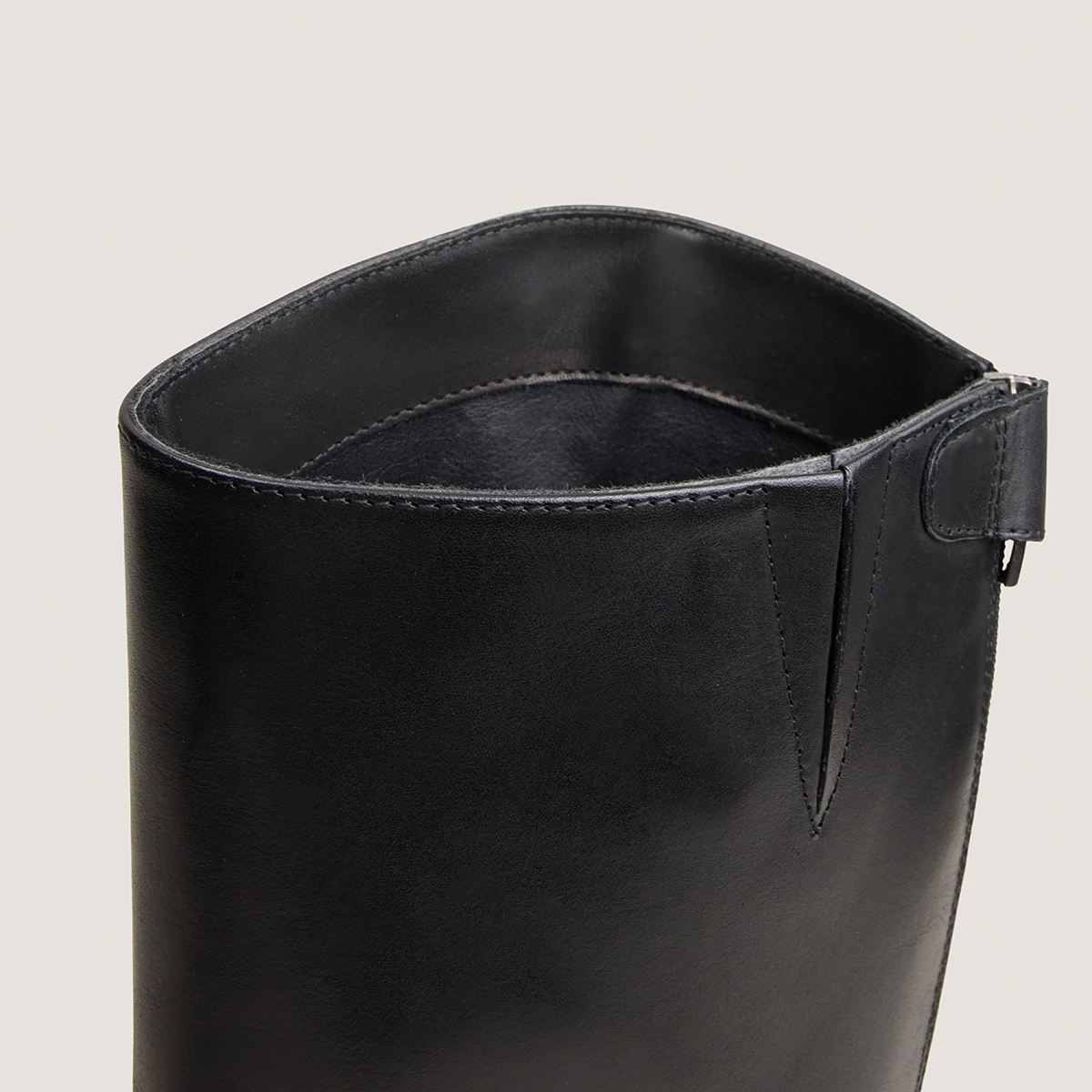 Low-heeled boots in black leather | RUTH