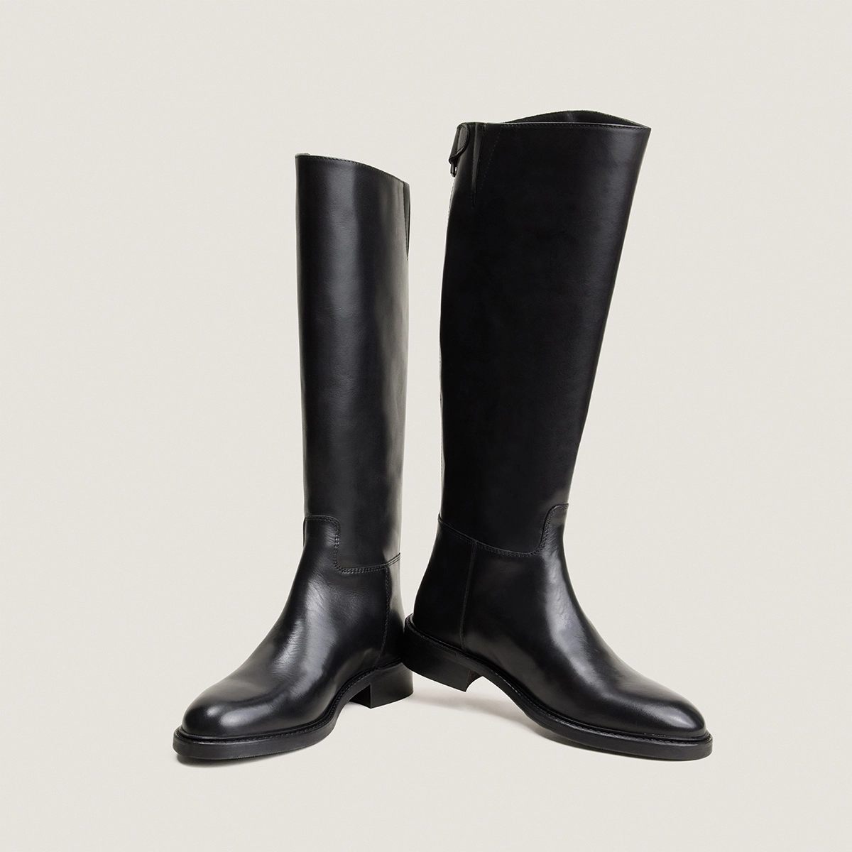Low-heeled boots in black leather | RUTH