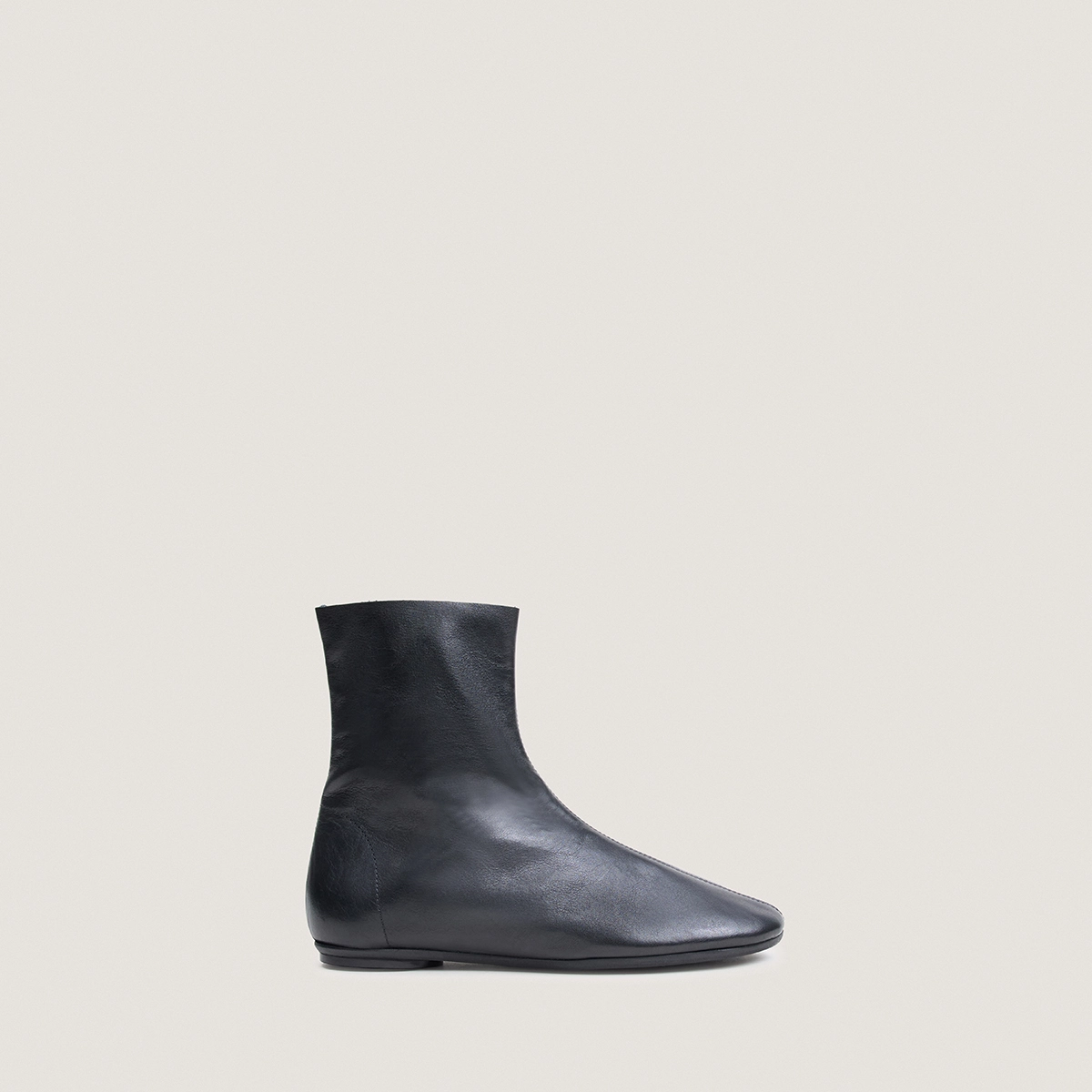 Flat round-toe ankle boots in black leather | DALLETA
