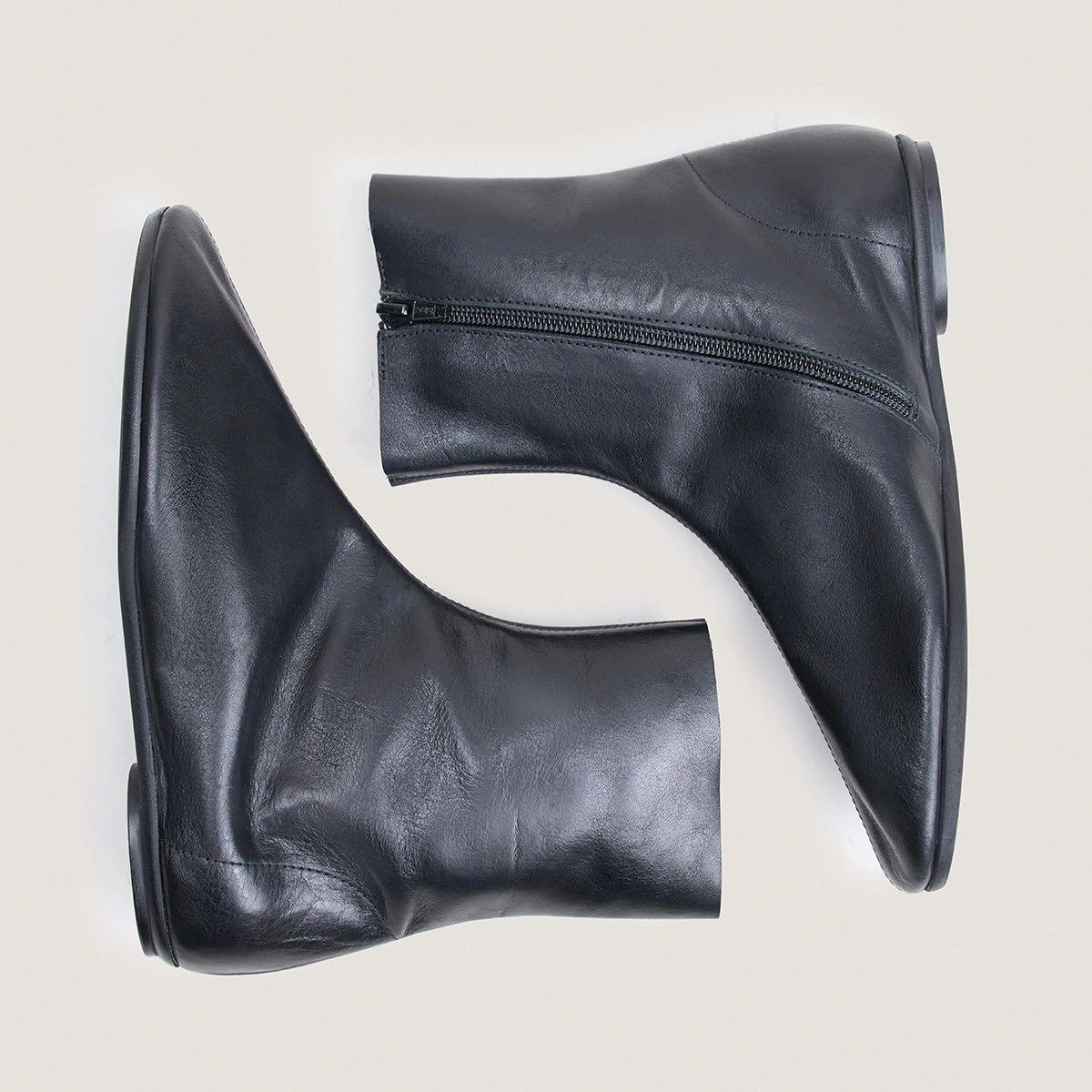 Flat round-toe ankle boots in black leather | DALLETA