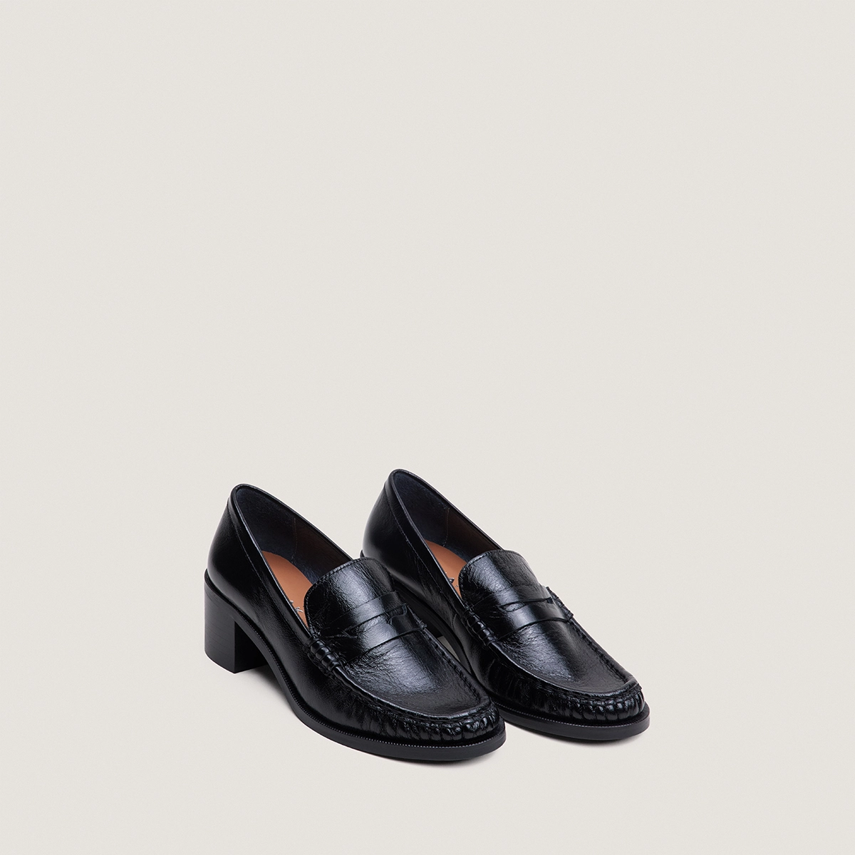 Heeled round-toe loafers in black aged leather | DELICIEUX