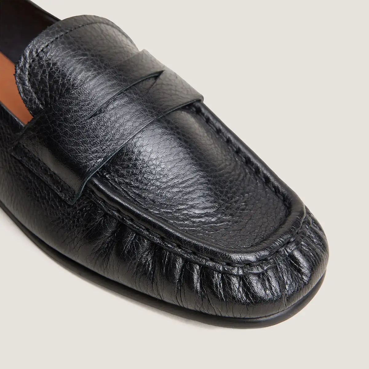Flat ruched loafers in black grained leather | DELIO