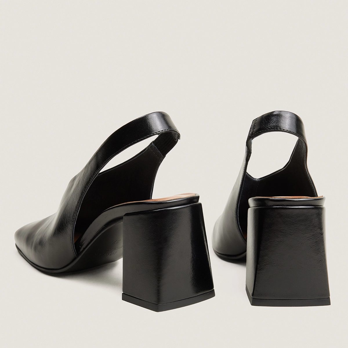 Square-toe slingback pumps in black leather | DREEZE