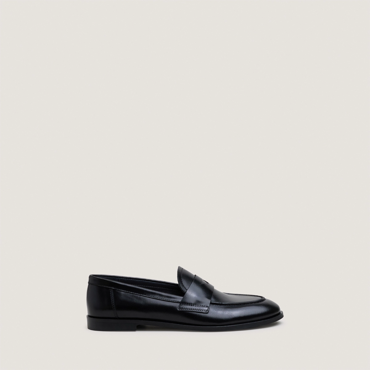 Round-toe loafers in black leather | THELMA