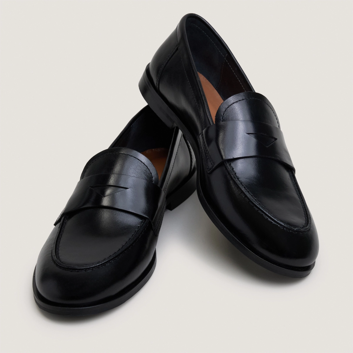Round-toe loafers in black leather | THELMA