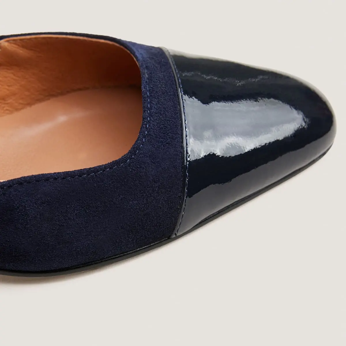 Heeled slingbacks in navy blue shiny leather and navy blue velvet | DHAPOP