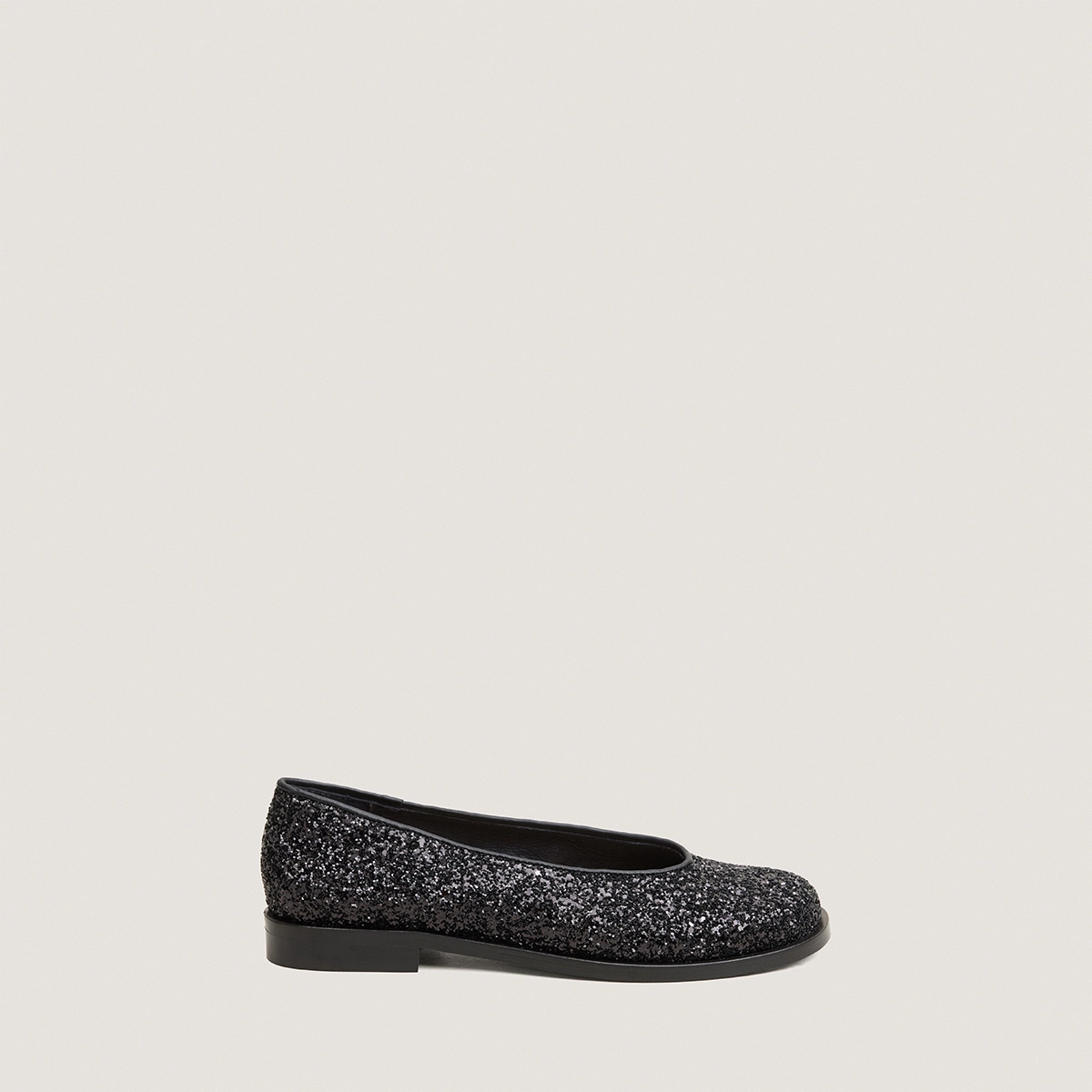 Ballet flats with low heels and round toes in black glitter | DAURELIA