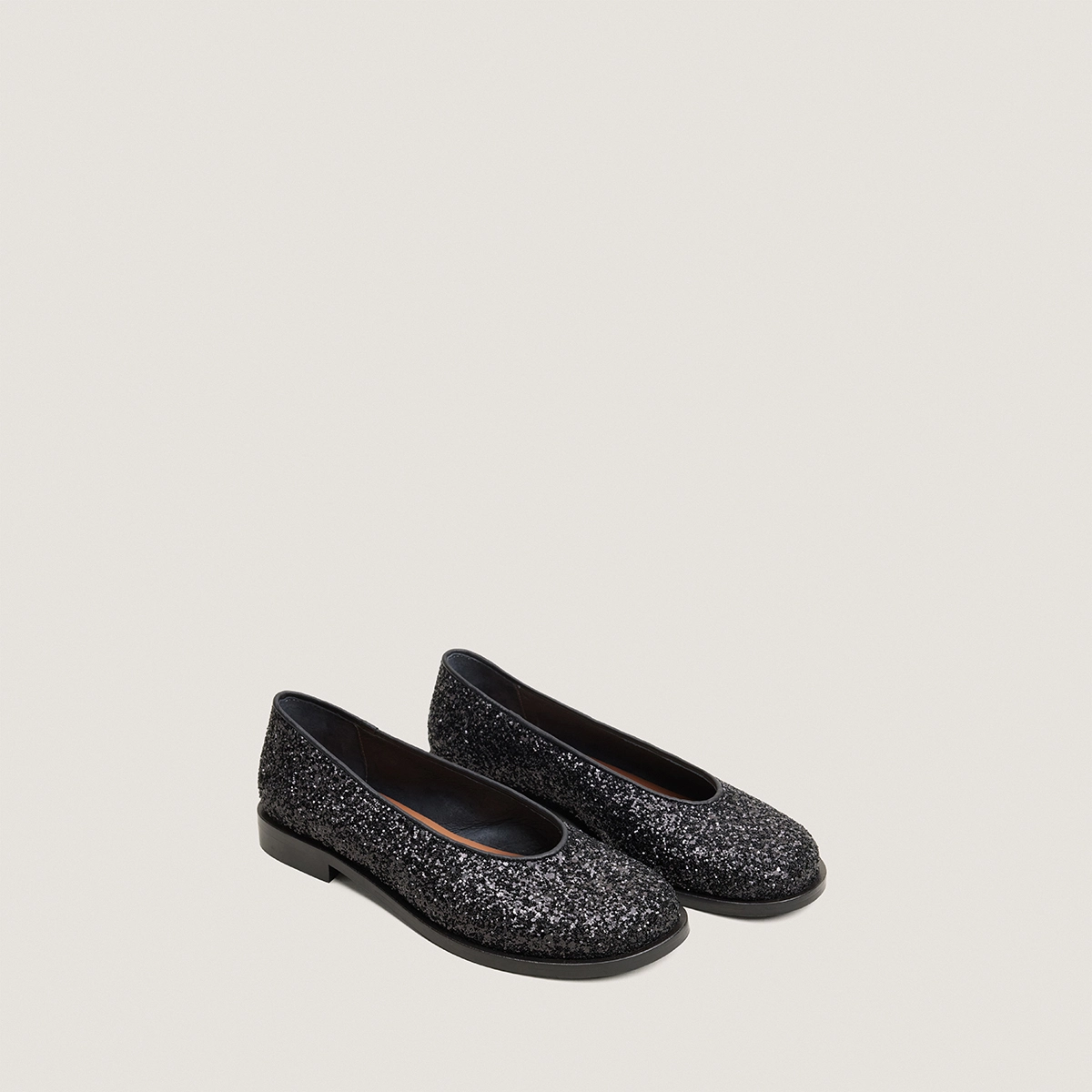 Ballet flats with low heels and round toes in black glitter | DAURELIA