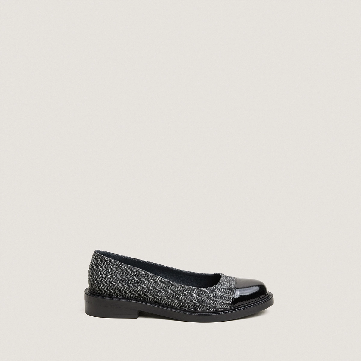Round-toe ballet flats with low heels in black shiny leather and grey chevron pattern | DOUM