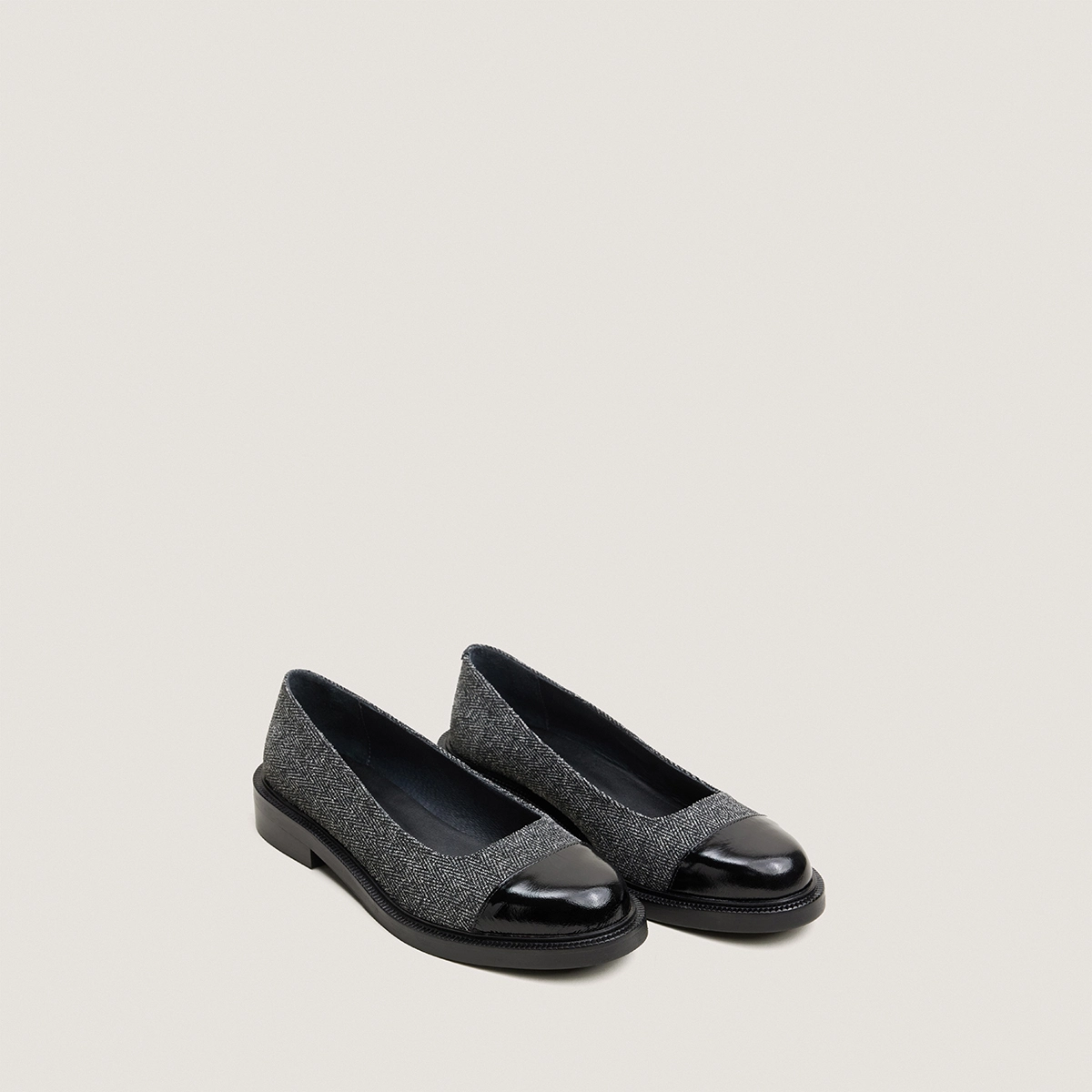 Round-toe ballet flats with low heels in black shiny leather and grey chevron pattern | DOUM