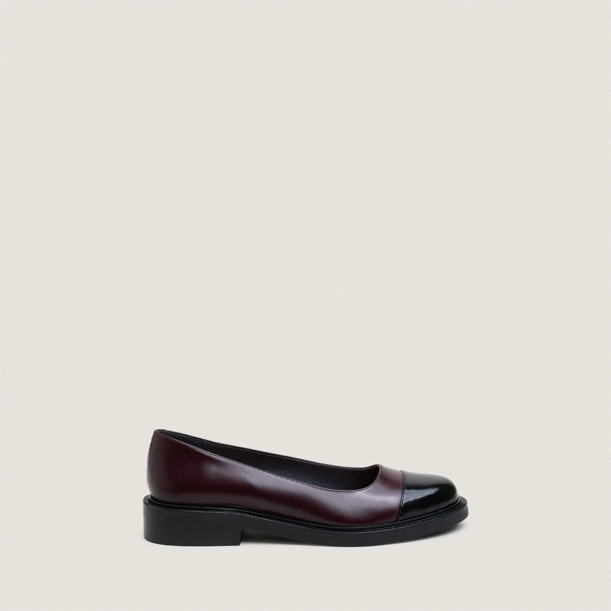 Round-toe ballet flats with low heels in black shiny leather and burgundy leather | DOUM