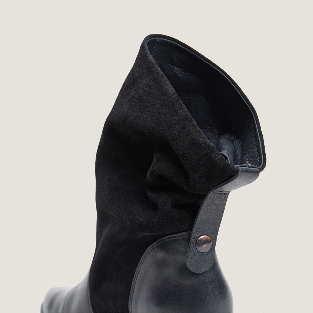Pointed-toe ankle boots in black leather and black split leather | PAMPA