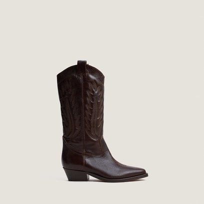 Pointed-toe boots with visible stitching brown