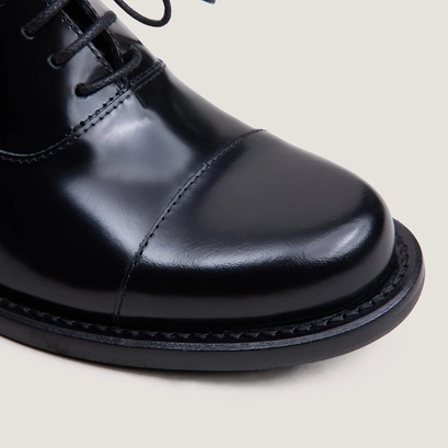 Lace-up round-toe loafers black