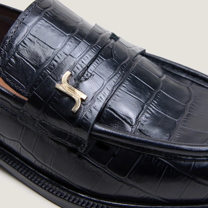 Round-toed loafers with monograms in black crocodile leather | duedi
