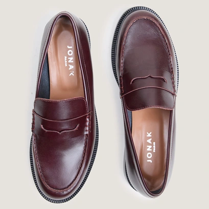 Round-toe loafers in burgundy leather | dracula