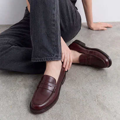 Round-toe loafers in brown leather | dracula