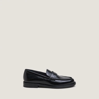 Round-toe loafers black