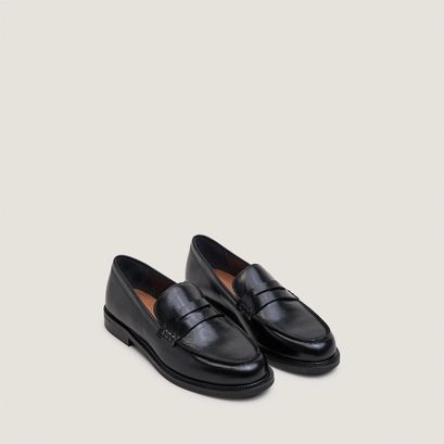 Round-toe loafers black