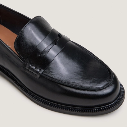 Round-toe loafers black
