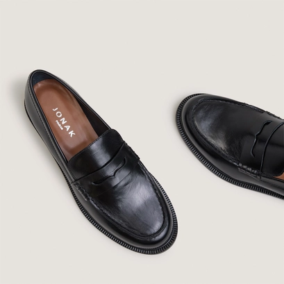 Round-toe loafers in black leather | dracula