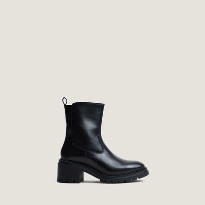 Boots with lug soles black