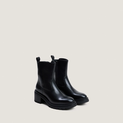 Boots with lug soles black