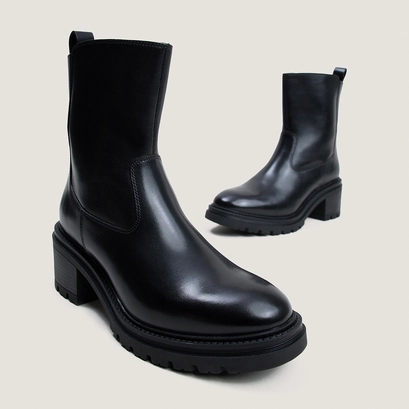Boots with lug soles black