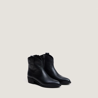 Ankle boots with low heels black